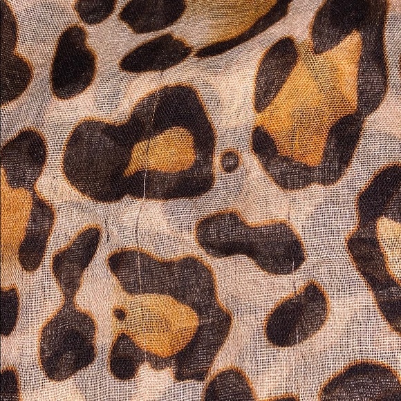 Woman’s Leopard Large Scarf Blanket Scarf BNWOT - Picture 3 of 5